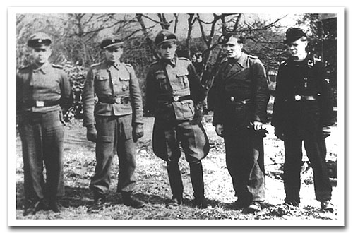 The II.Abteilung, Pz.Reg.10, 6.Kompanie, from left to right, SS-Hauptscharfhrer Fritz Stief (Spie)
SS-Untersturmfhrer Rudi Schwemmlein, SS-Hauptsturmfhrer Leo Franke, SS-Untersturmfhrer Hans Quandel, SS-Hauptsturmfhrer Stratman (possibly).  Source: Archiv Westerhoff.